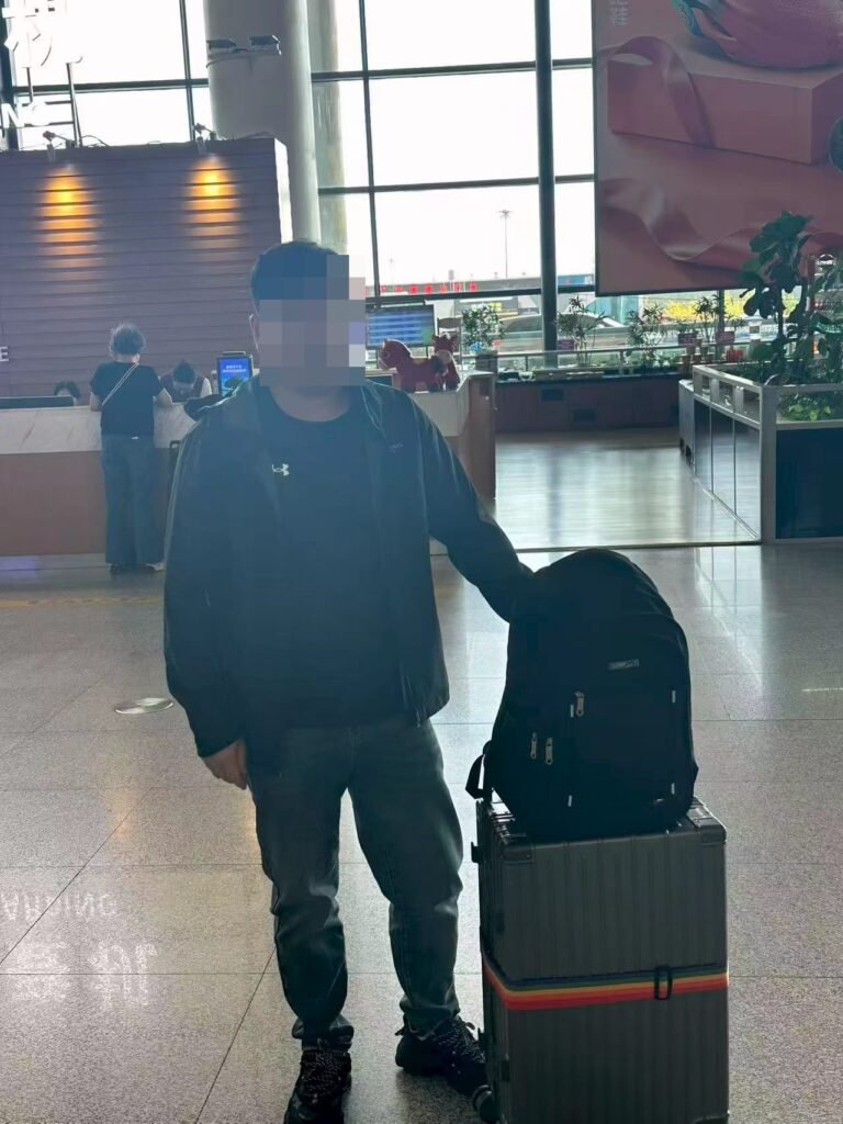 E-7 비자 발급 후 한국행 비행기 탑승 전 공항에 선 중국인 요리사