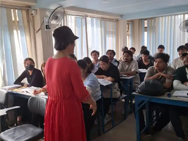 현지 교실에서 한국어 수업을 듣는 학생들